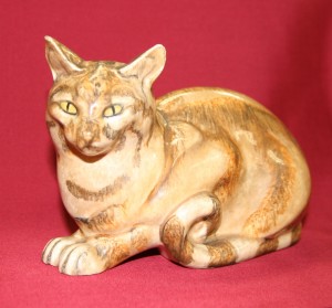 猫の置物　陶器製