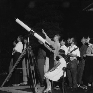 昭和15年9月11日 世田谷・桜新町の自宅にて。近所の人と愛機ロング・トムで星を楽しむ野尻抱影（写真中央）